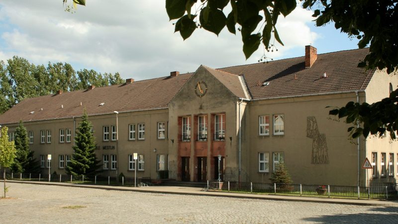 Vorderfront zweigeschossiges Gebäude der Kneipp-Grundschule in Mestlin
