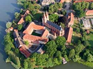 Luftaufnahme der Klosteranlage mit der zweitürmigen Klosterkirche in Dobbertin