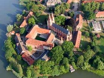 Luftaufnahme der Klosteranlage mit der zweitürmigen Klosterkirche in Dobbertin