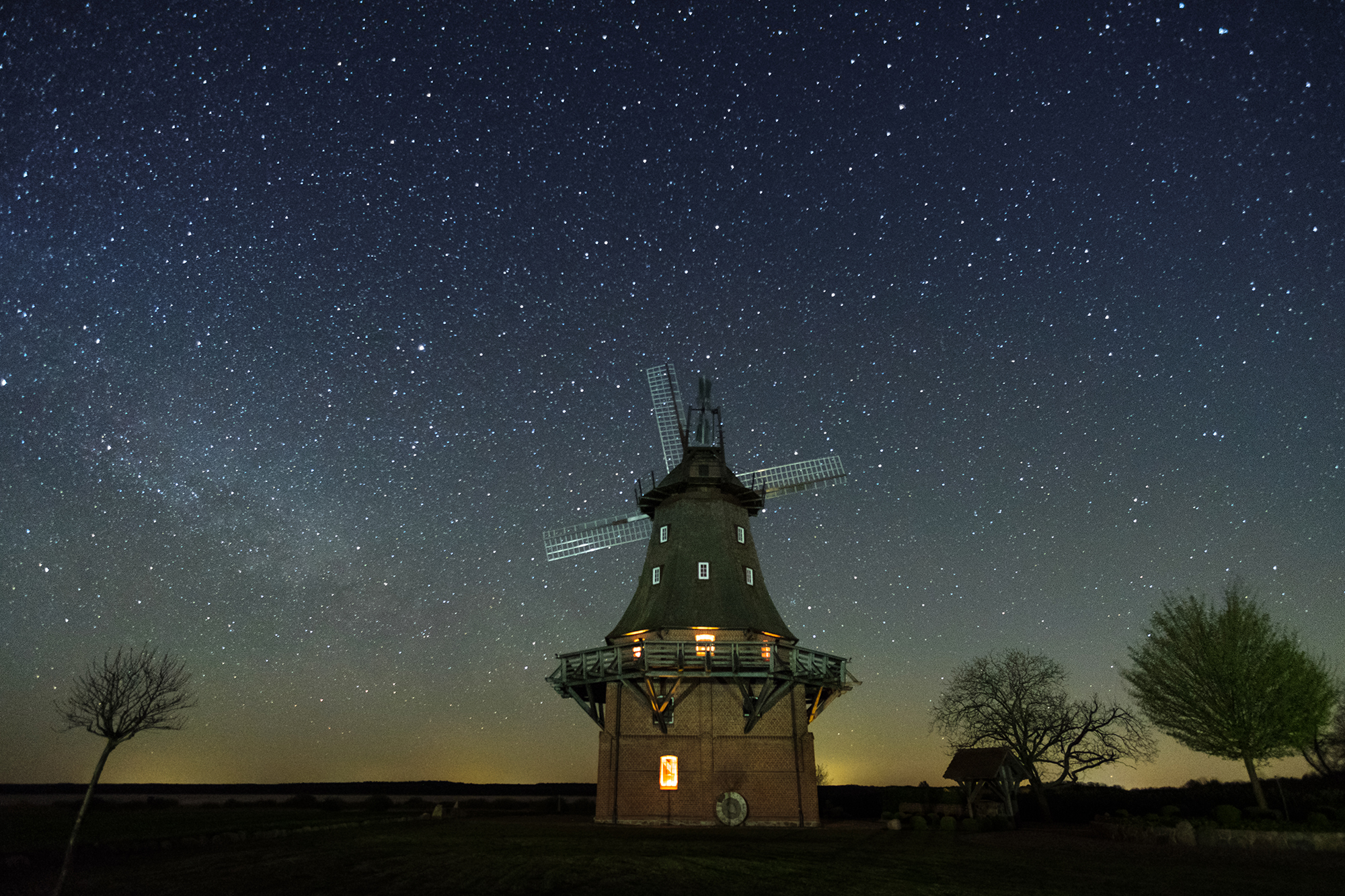 Windmühle mit Sternenhimmel bei Nacht