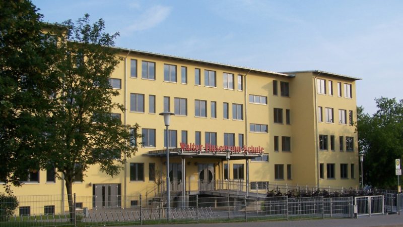 Vorderansicht viergeschossiges Gebäude Walter-Husemann-Schule Goldberg